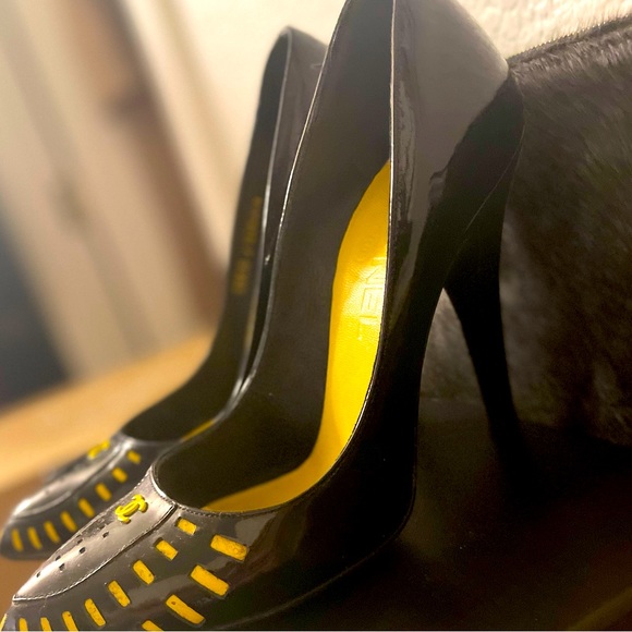 🔥 Rare Vintage Chanel Black & Yellow Patent Heels — Size 37.5 / 100% Authentic - Picture 9 of 9